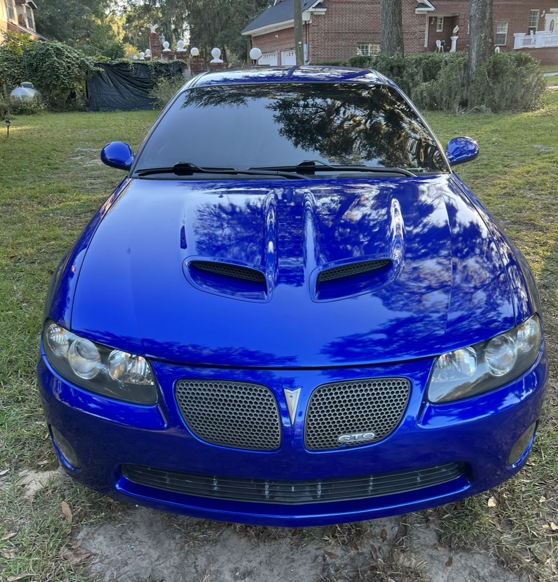 Blue Pontiac GTO, front view